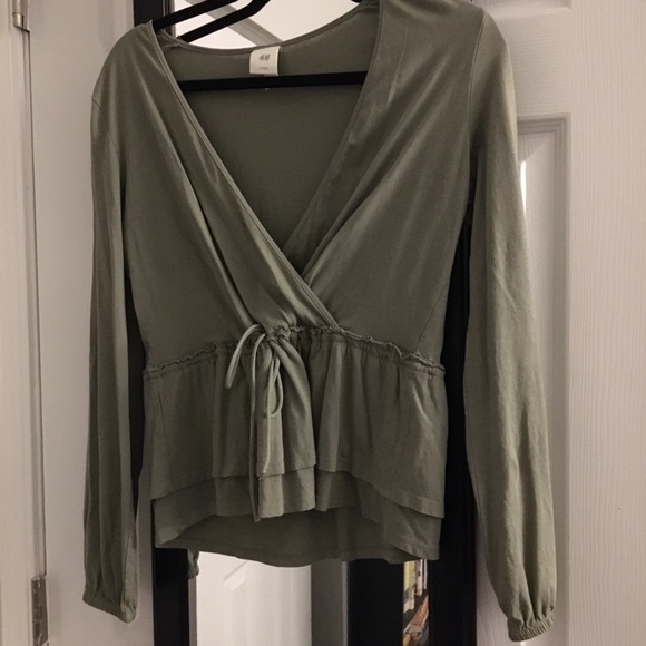 H&M Top. Semi Cropped. Size XS - Picture 2 of 3